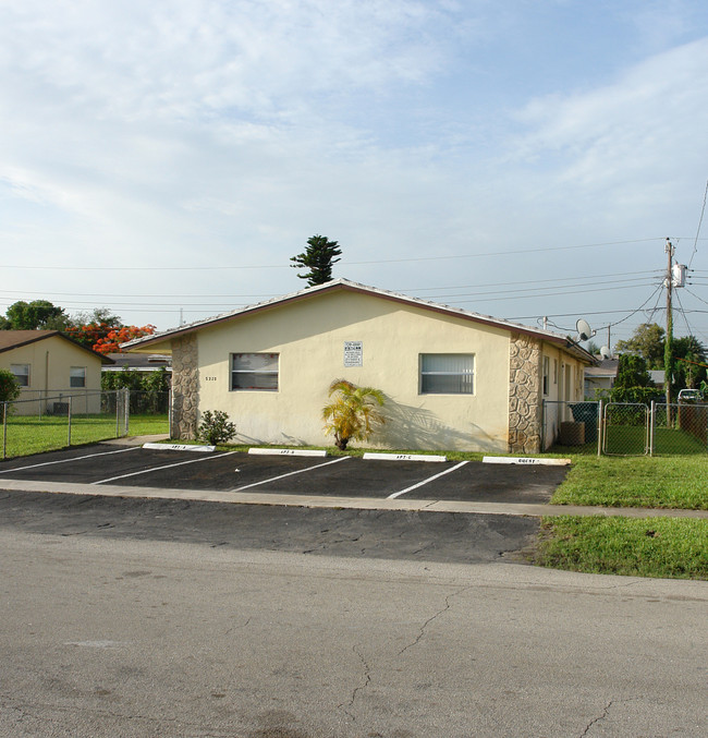 5320 NW 16th St in Fort Lauderdale, FL - Foto de edificio - Building Photo