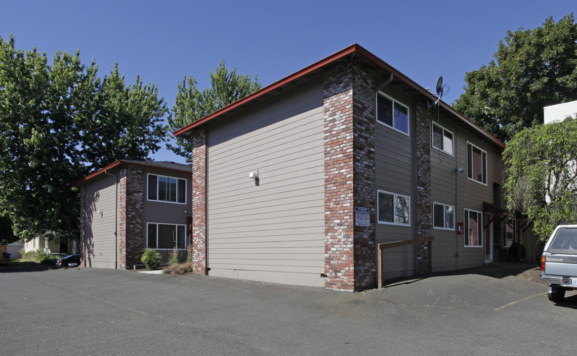 Gladstone Terrace Apartments in Portland, OR - Building Photo