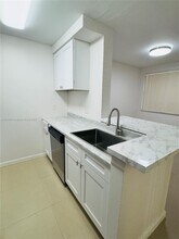 2851 N Oakland Forest Dr, Unit 110 in Oakland Park, FL - Foto de edificio - Building Photo