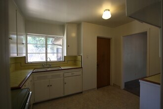 1025 E Saginaw Way in Fresno, CA - Building Photo - Building Photo