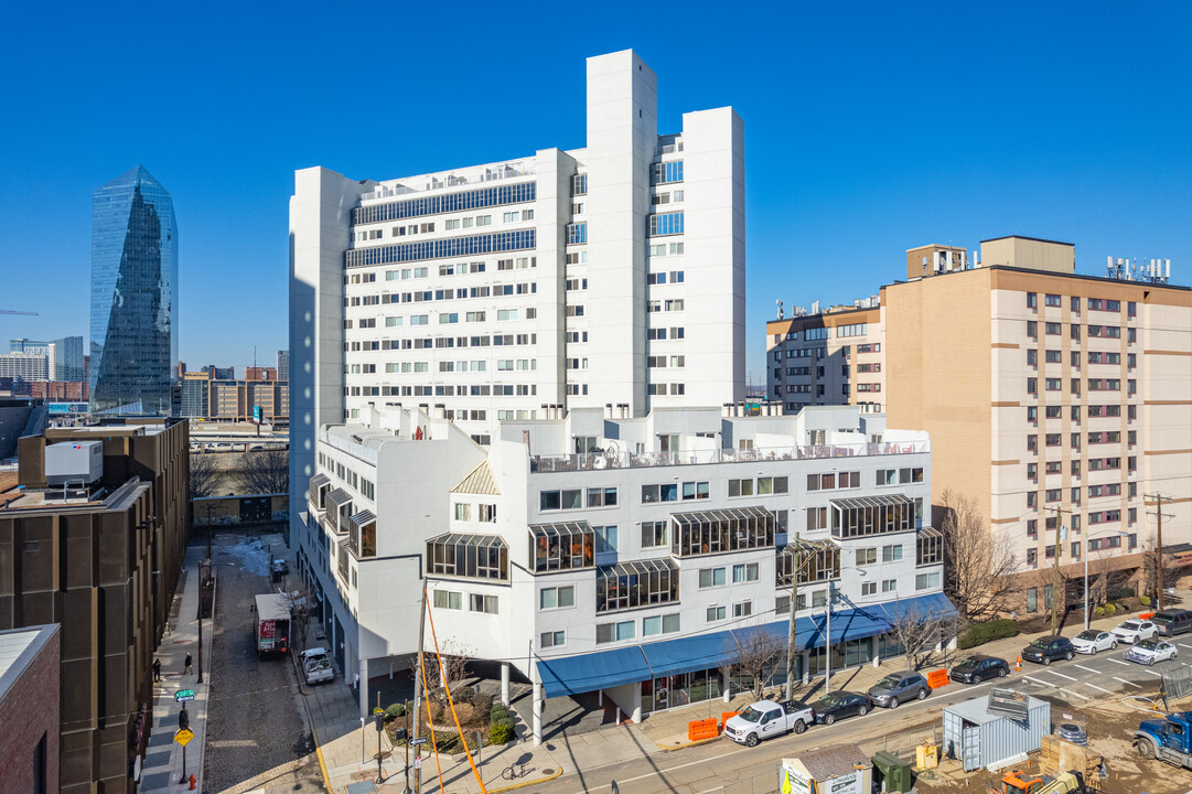 Rivers Edge Condominiums in Philadelphia, PA - Building Photo