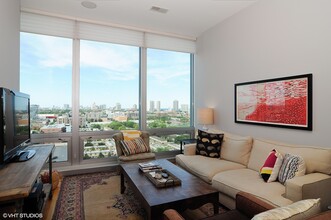 500 W Superior St in Chicago, IL - Building Photo - Building Photo