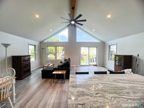 1088 E Broadway in Milford, CT - Building Photo - Building Photo