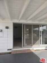 6243 S Fairfax Ave in Los Angeles, CA - Foto de edificio - Building Photo