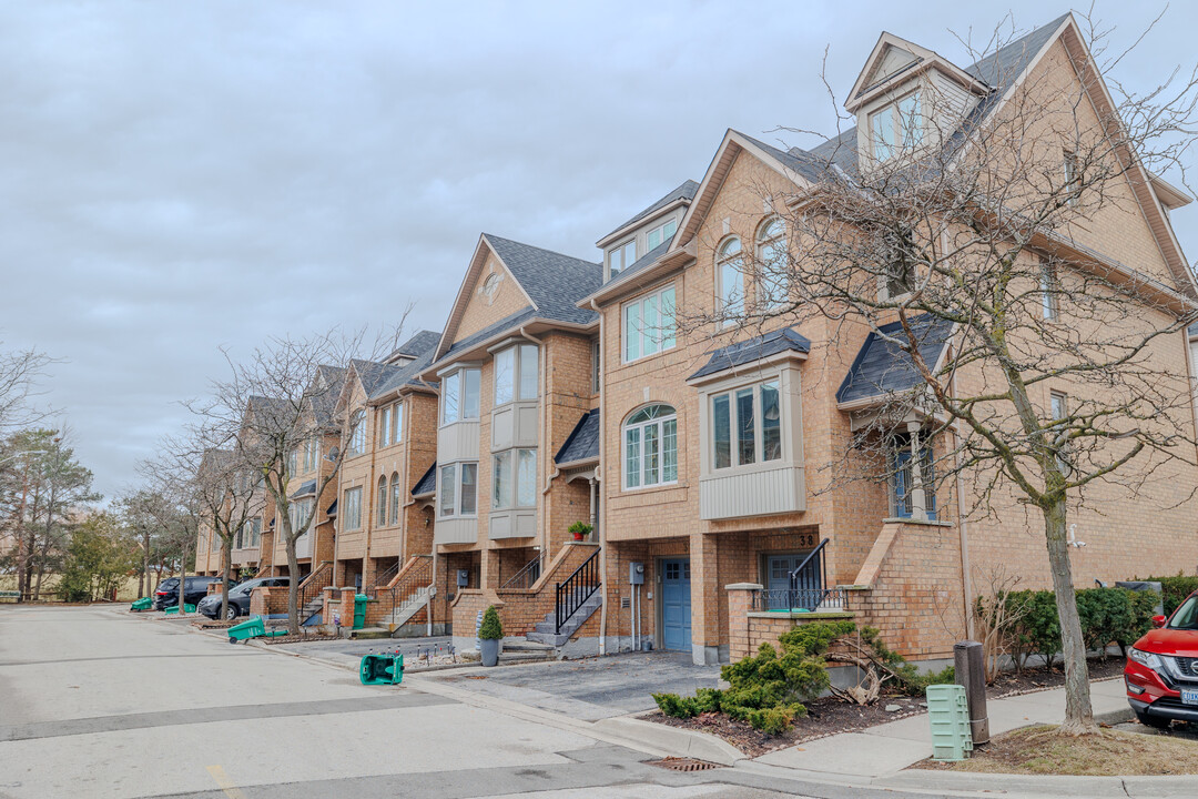 Applewood On The Park in Mississauga, ON - Building Photo