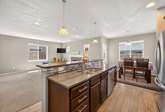 2283 Kingswood Dr in Medford, OR - Building Photo - Building Photo