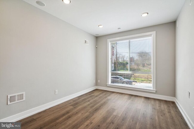2439 W Oxford St, Unit 1 in Philadelphia, PA - Building Photo - Building Photo