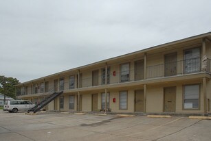 Town & Country in Willis, TX - Building Photo