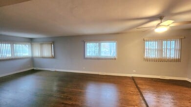 1008 N Milwaukee Ave in Libertyville, IL - Building Photo - Building Photo