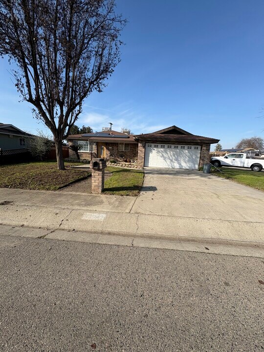 797 S Amber St in Tulare, CA - Building Photo