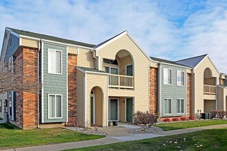 LAKE VILLAGE APARTMENTS in Port Huron, MI - Foto de edificio - Building Photo