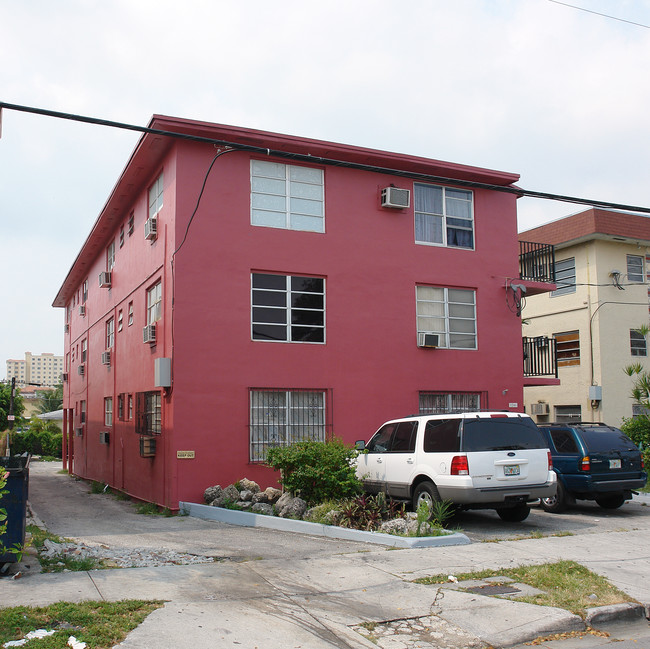 1246 NW 6th St in Miami, FL - Foto de edificio - Building Photo