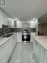 350-350 Webb Dr in Mississauga, ON - Building Photo - Building Photo