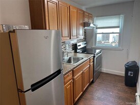 109 E Main St in Smithtown, NY - Building Photo