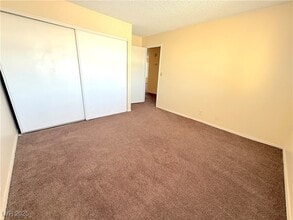 2080 Karen Ave in Las Vegas, NV - Building Photo - Building Photo