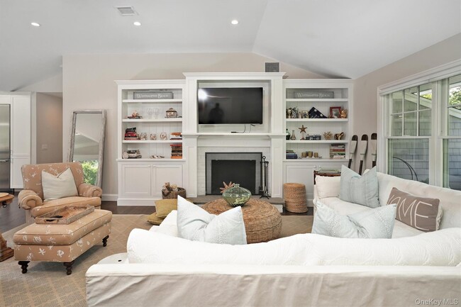 32 White Oak Ln in Westhampton Beach, NY - Building Photo - Building Photo