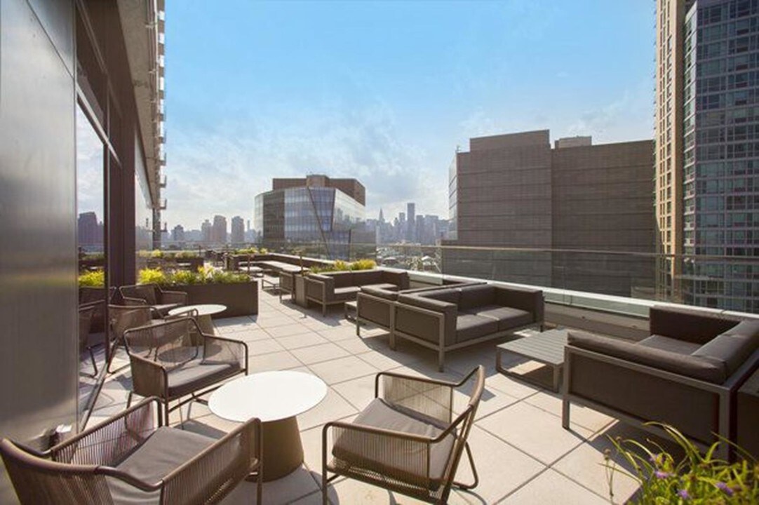 43-25 Hunter St-Unit -744-E in Queens, NY - Building Photo