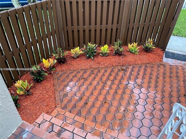 10221 Fontainebleau Blvd, Unit 203 in Miami, FL - Foto de edificio - Building Photo