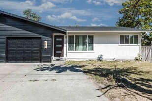 55 SW Eastern Ave in Grants Pass, OR - Building Photo