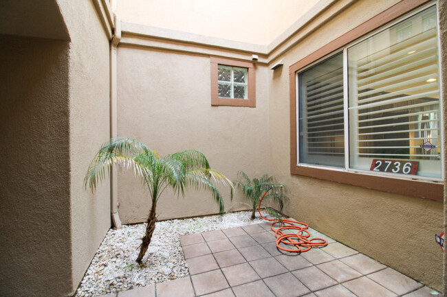 2736 Dunstan Dr in Tustin, CA - Foto de edificio - Building Photo