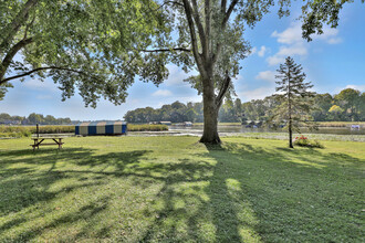 Dockside Apartments on Lake Minnetonka in Spring Park, MN - Foto de edificio - Building Photo