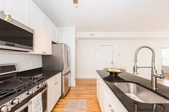4 Osgood St, Unit 2 in Somerville, MA - Foto de edificio - Building Photo