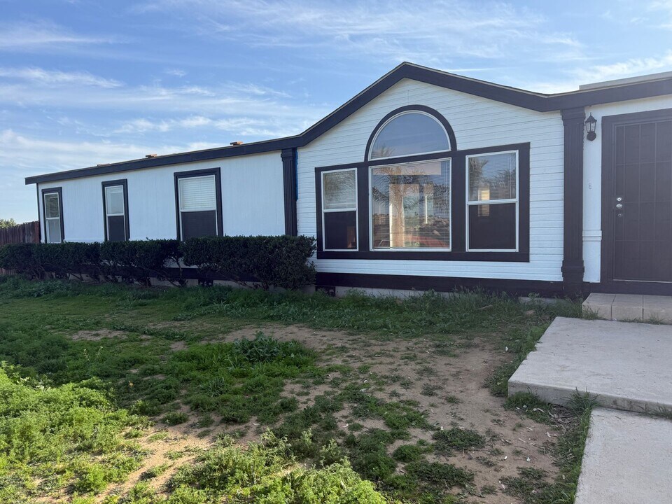 26031 Wickerd Rd in Menifee, CA - Building Photo