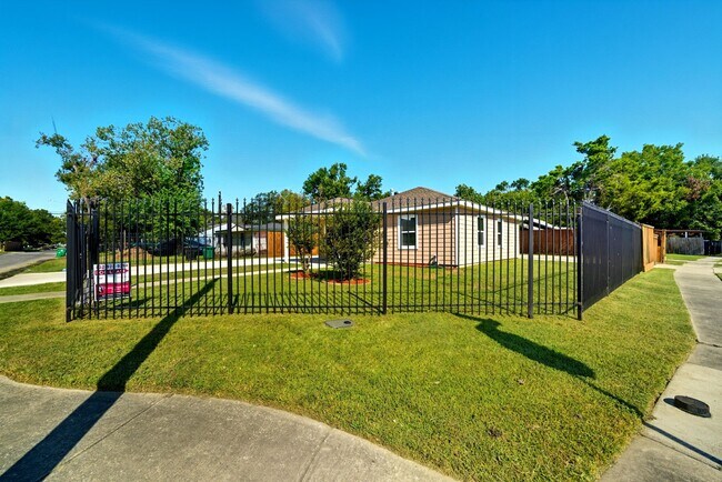 5213 Burma Rd in Houston, TX - Building Photo - Building Photo