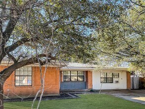 2620 Crest Ridge Dr in Dallas, TX - Building Photo - Building Photo