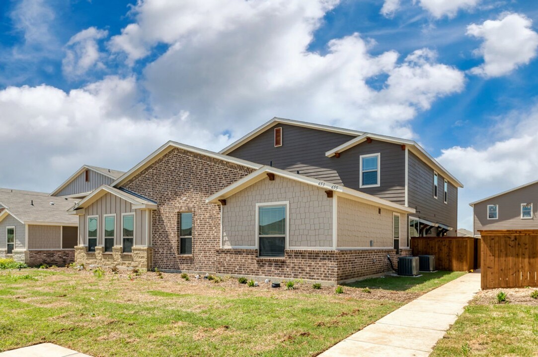 655 Harvest Moon Dr in Venus, TX - Building Photo