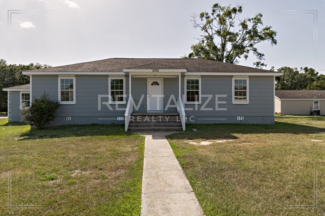 2115 N Woodlawn Dr in Mobile, AL - Building Photo