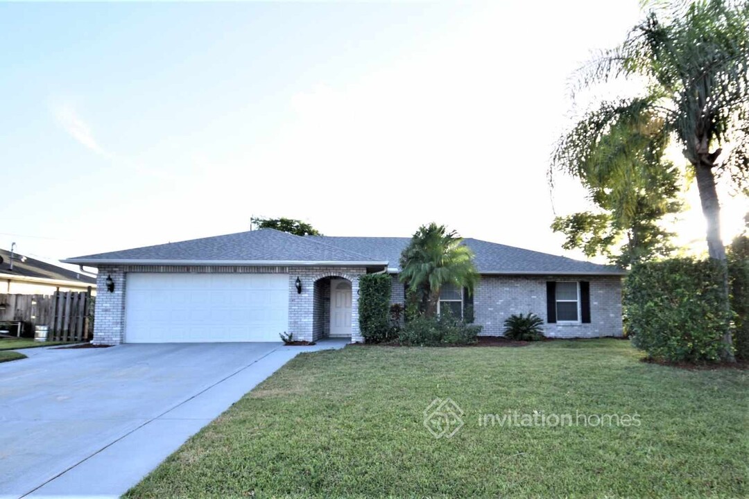 3104 Pine Tree Dr in Edgewater, FL - Building Photo