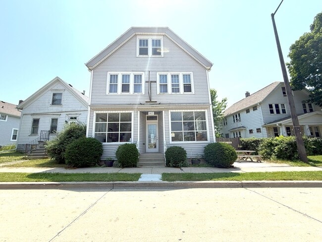 property at 1411 W Rawson Ave