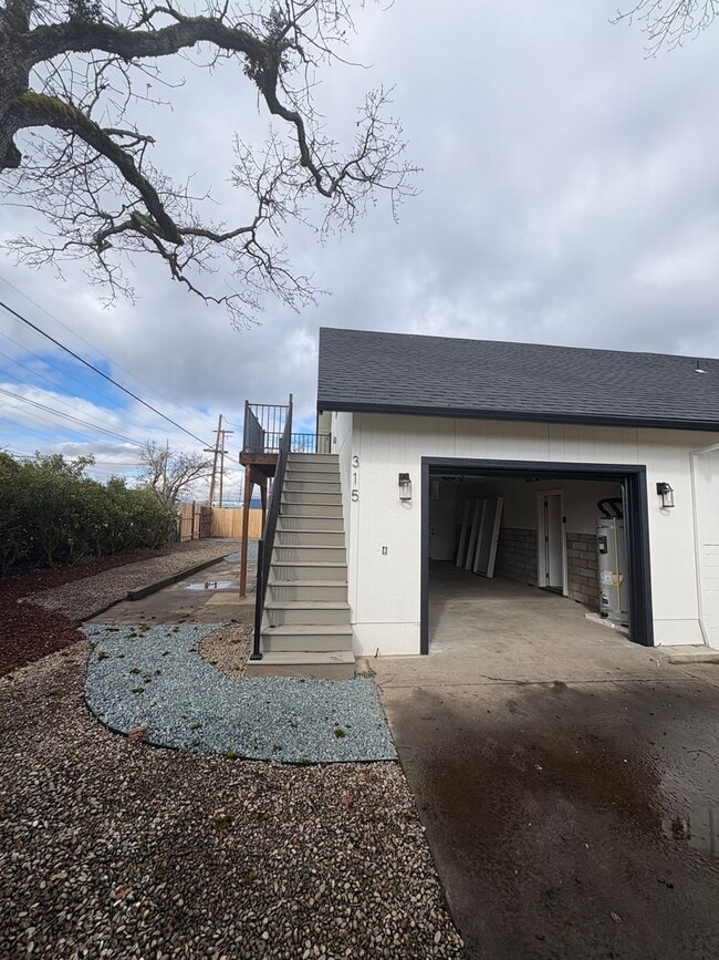 315 N 1st St in Central Point, OR - Building Photo - Building Photo