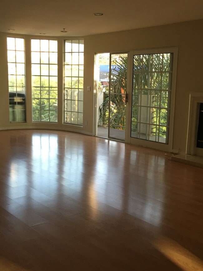 1817 Selby Ave, Unit 403 in Los Angeles, CA - Foto de edificio - Building Photo