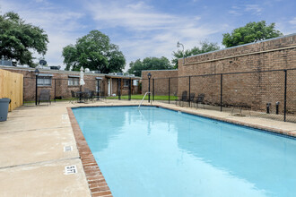 Shadowdale Village Townhomes in Houston, TX - Building Photo - Building Photo