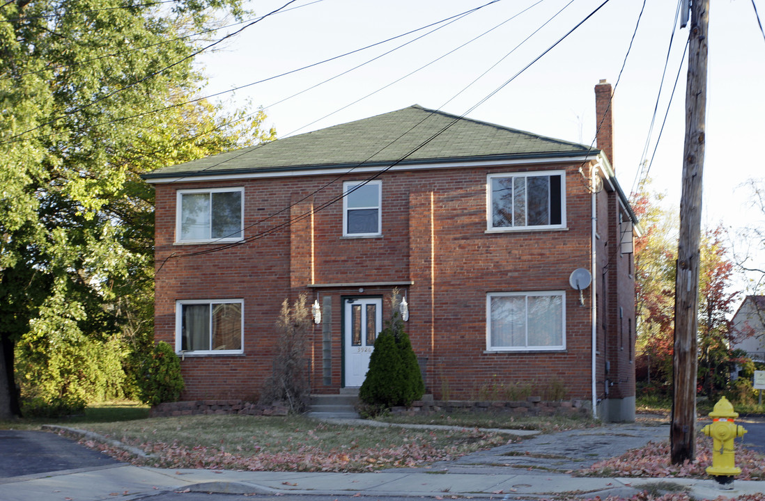 3926 E Gatewood Ln in Silverton, OH - Building Photo