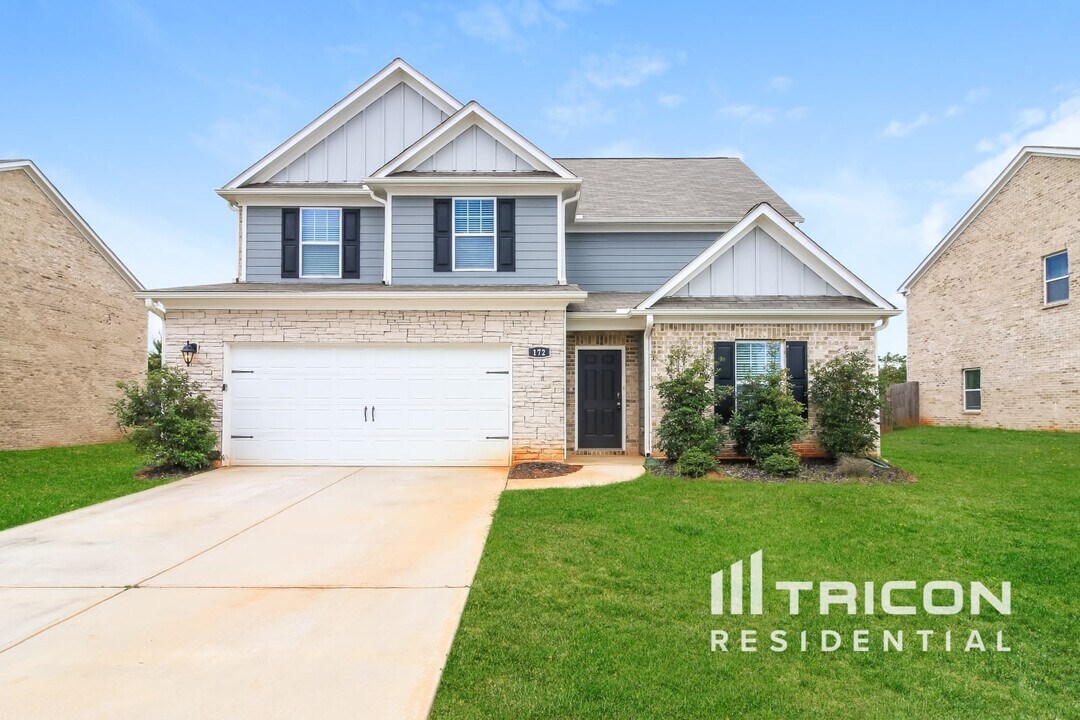 172 Oliver Dr in Locust Grove, GA - Foto de edificio