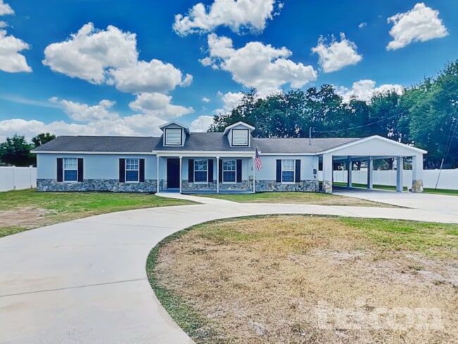 7029 Symmes Rd in Gibsonton, FL - Foto de edificio - Building Photo