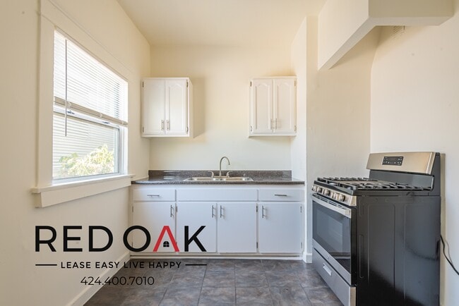 2737 San Marino St, Unit 207 in Los Angeles, CA - Foto de edificio - Building Photo