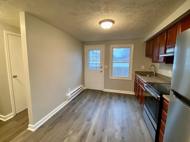 30 Clayton St, Unit Unit F in Springfield, MA - Foto de edificio - Building Photo