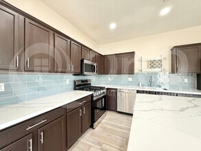 681 E Woodsman Pl in Chandler, AZ - Building Photo - Building Photo