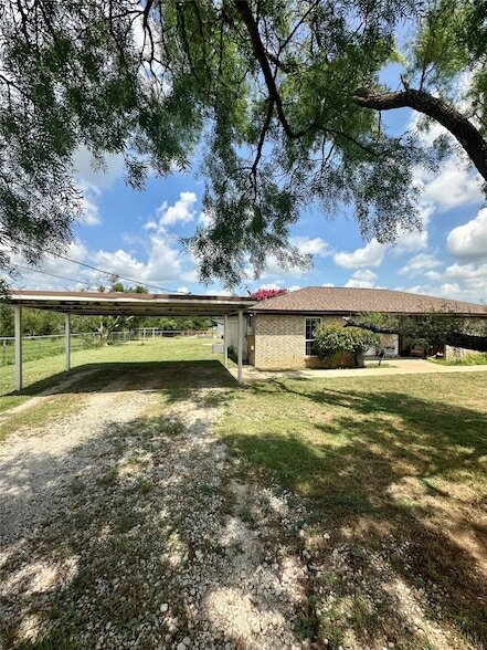 122 Don Propp Rd in Azle, TX - Building Photo