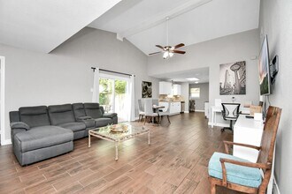 8615 Shadow Crest St in Houston, TX - Building Photo - Building Photo