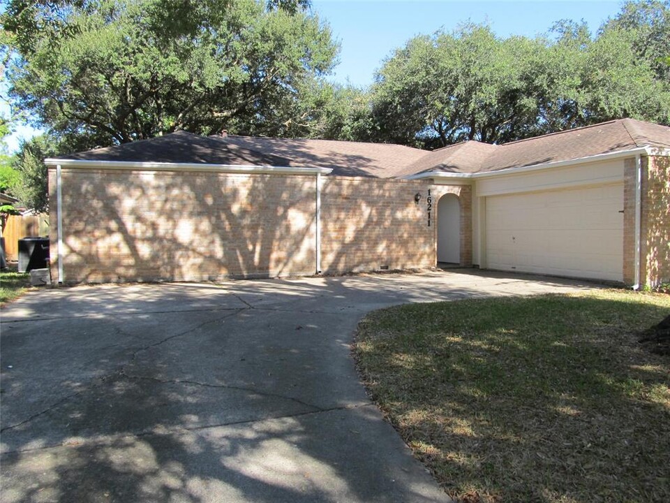 16211 Brookvilla Dr in Houston, TX - Building Photo