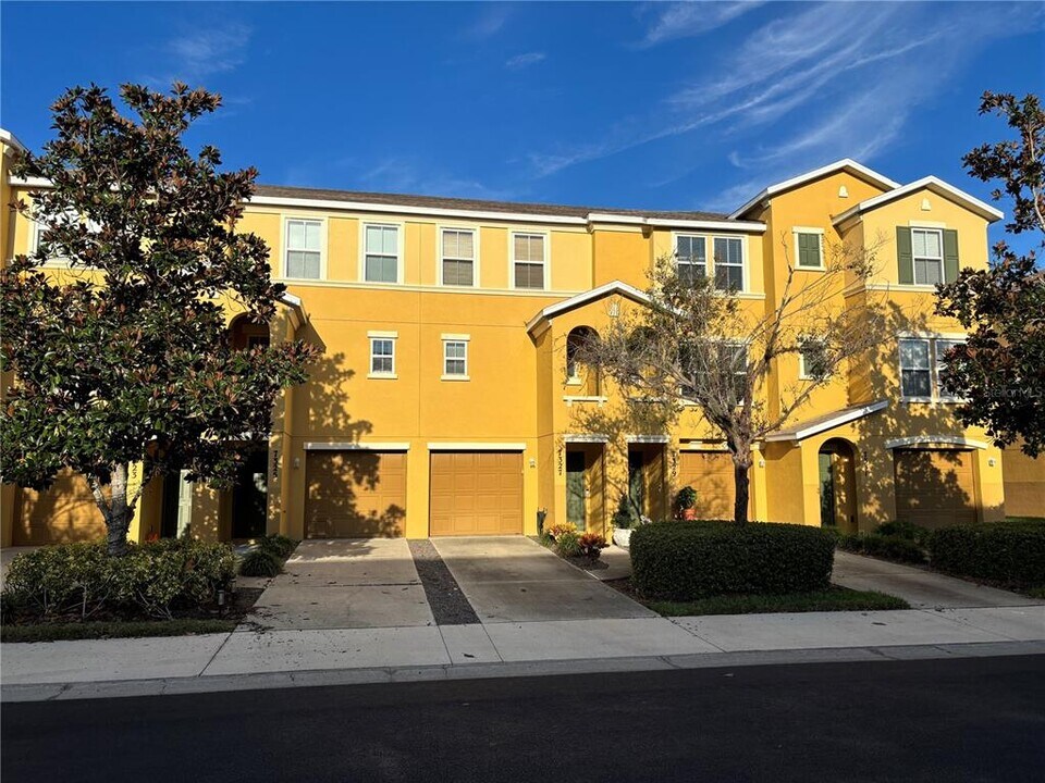 7325 Black Walnut Way in Lakewood Ranch, FL - Building Photo