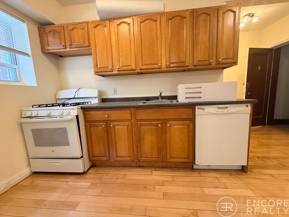 1555 Beacon St in Brookline, MA - Building Photo