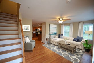 860 Temple St, Unit A3 in Whitman, MA - Foto de edificio - Building Photo