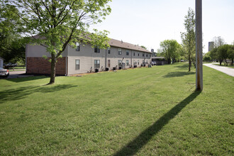 Center Place Apartments in Greenfield, IN - Building Photo - Building Photo