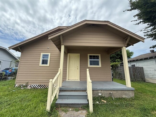 property at 905 W Cavalcade St